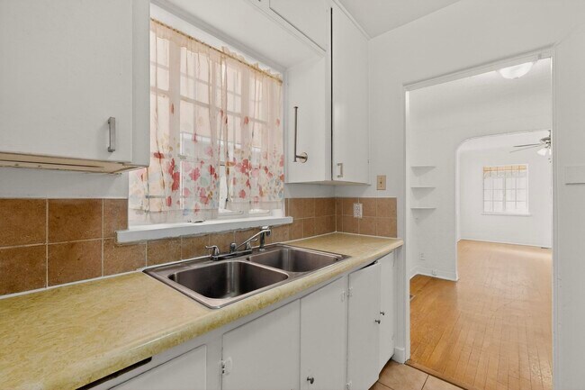 Building Photo - 116 Columbia Dr SE