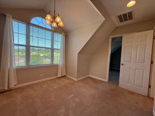 Building Photo - 3 Bedroom 3.5 Bathroom Home Located in Greeneville, TN