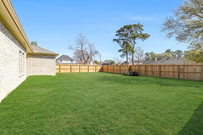 Building Photo - 13610 Pine Dr