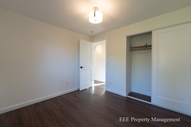 Building Photo - Cozy Redmond Rambler ready for move in NOW