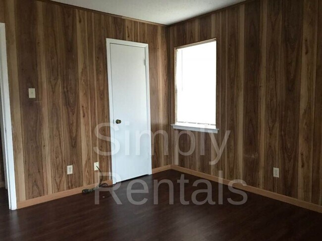Building Photo - 409 Maple St