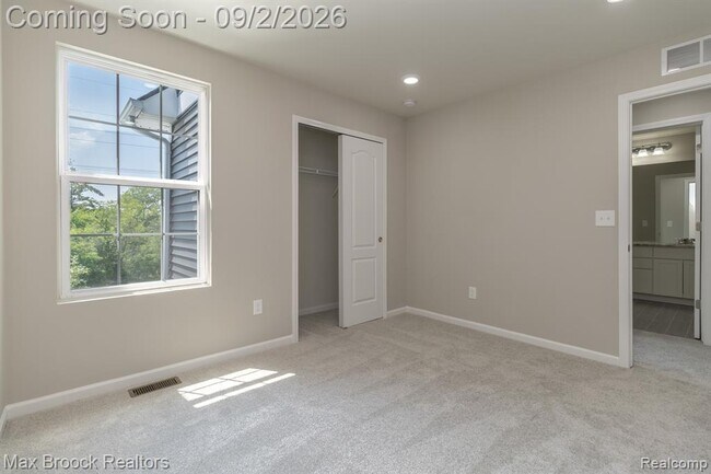 Building Photo - 4819 Glenora Dr