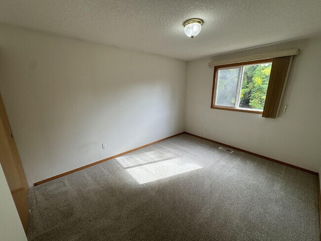 Building Photo - Ranch-Style, Milwaukie Home, Large Fenced Yard, Boat or Toy Storage, Gardeners Welcome