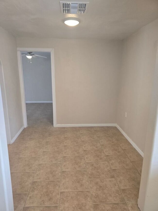 Building Photo - Spacious 3bd/1ba in a HUGE GATED Property!