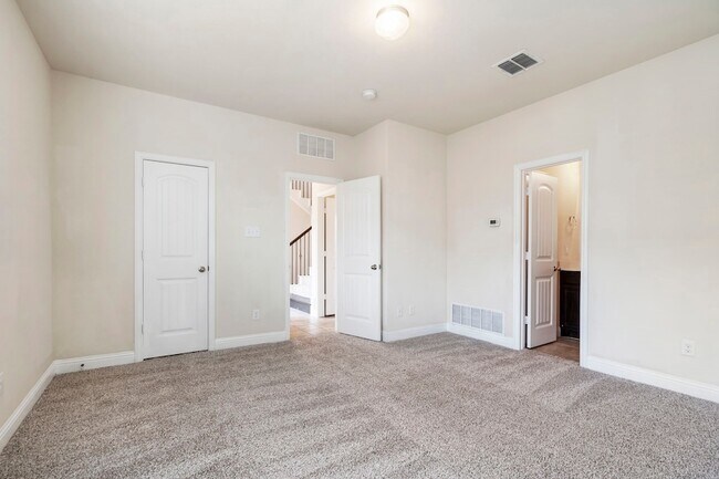 Building Photo - 2640 Venice Dr