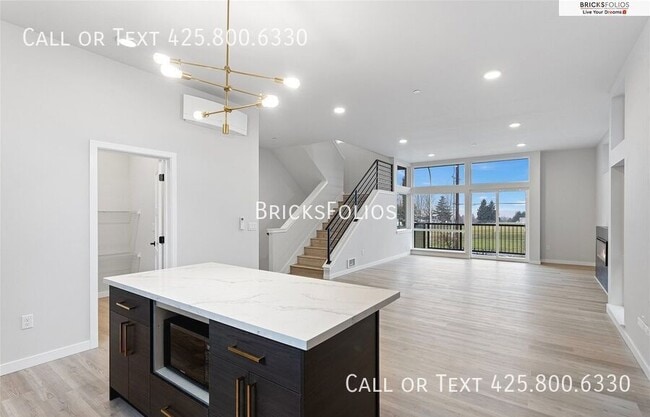 Building Photo - 1212 Harrington Ave NE