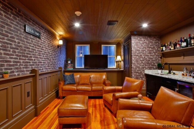 Building Photo - 34 William St