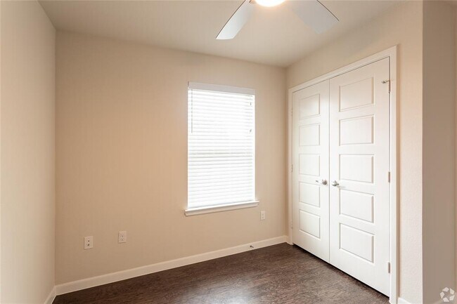 Building Photo - 3300 Oak Creek Dr