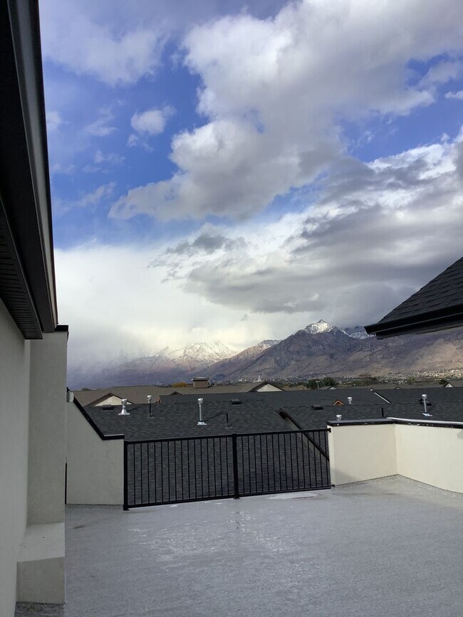 Building Photo - Townhome with Rooftop Balcony in Prime American Fork Location