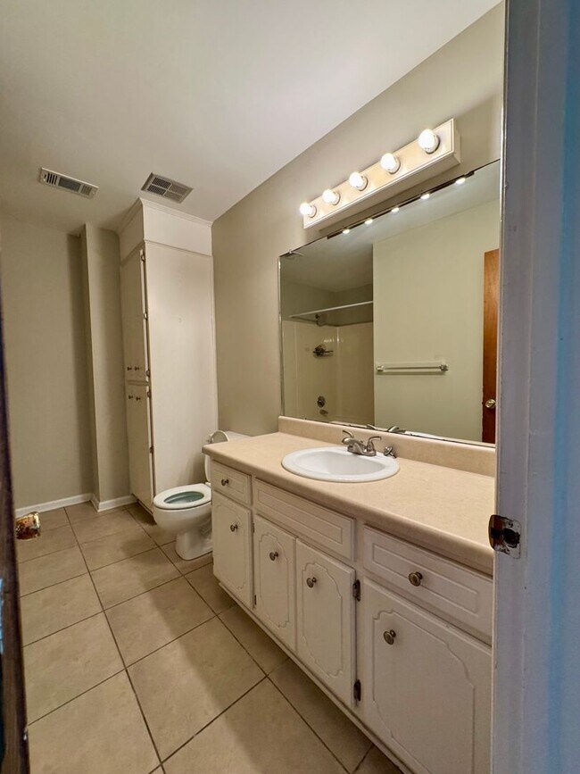 Building Photo - Charming 3 Bedroom, 2 Bath Home Available Now!