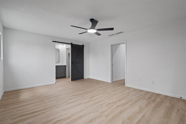 Building Photo - 1700 Deep Wood Dr