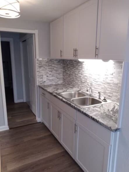 Granite w/Tile backsplash - Park Row Apartments