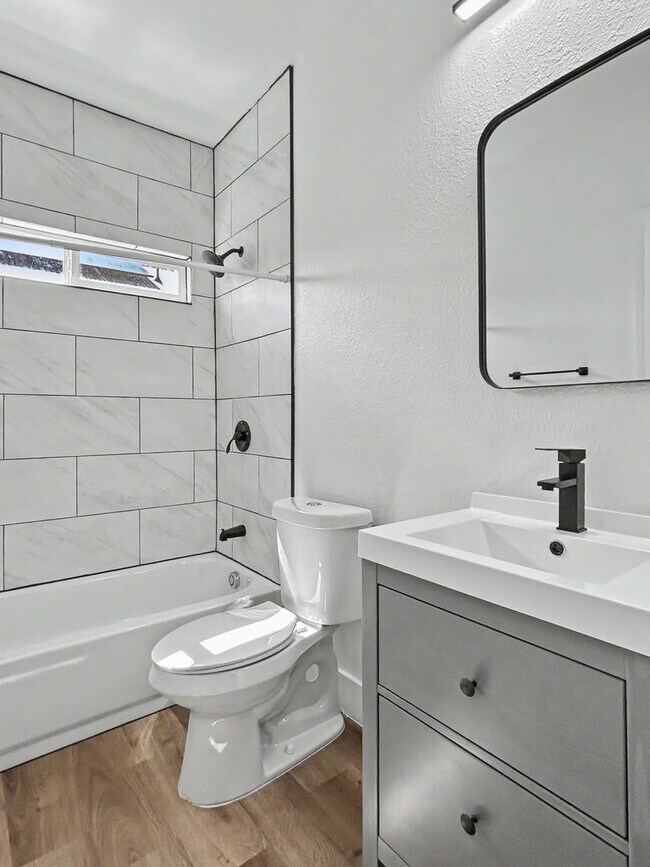 Building Photo - Modern 3-Bedroom Home Near Downtown