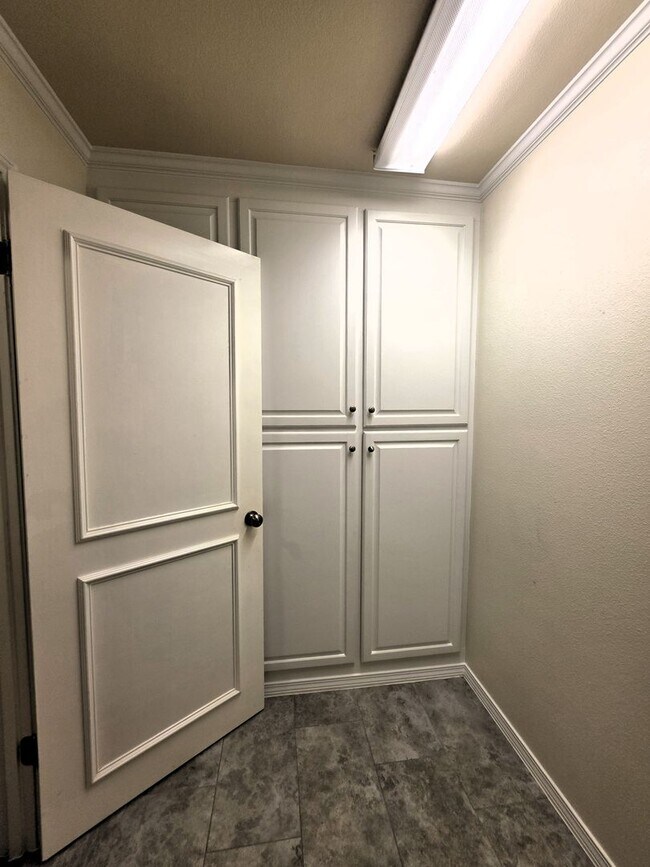 Building Photo - Large Duplex Unit just down the Street fro...