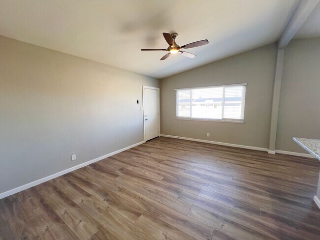 Building Photo - 4 bedrooms, 2 bathrooms home located in Henderson