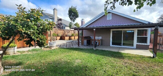 Building Photo - Beautiful & Unique 3 Bed 2 Bath Home w/Cus...