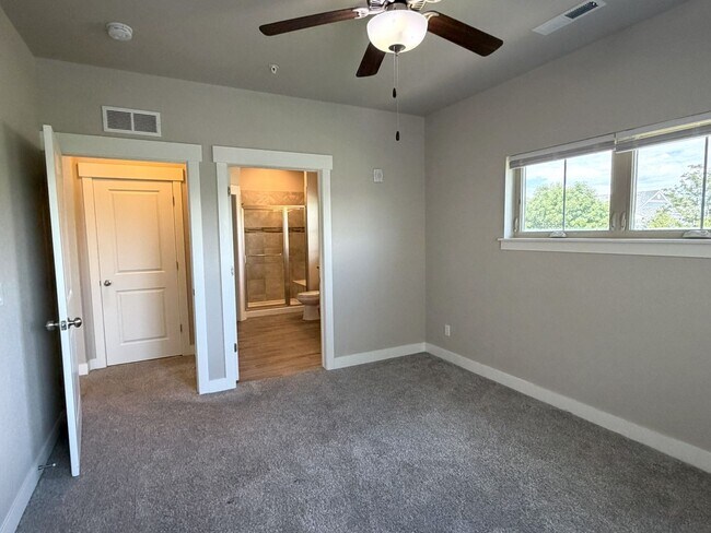 Building Photo - $200 Off First Month! Secure, Stylish & Convenient – 2 Bed Condo in Loveland