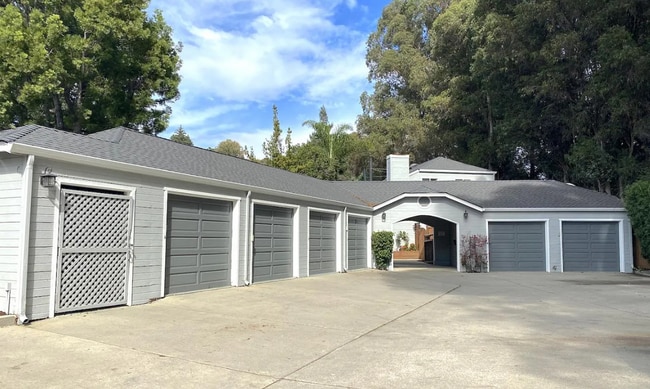 Building Photo - Bright & Spacious 2BR Townhome / Prime San...