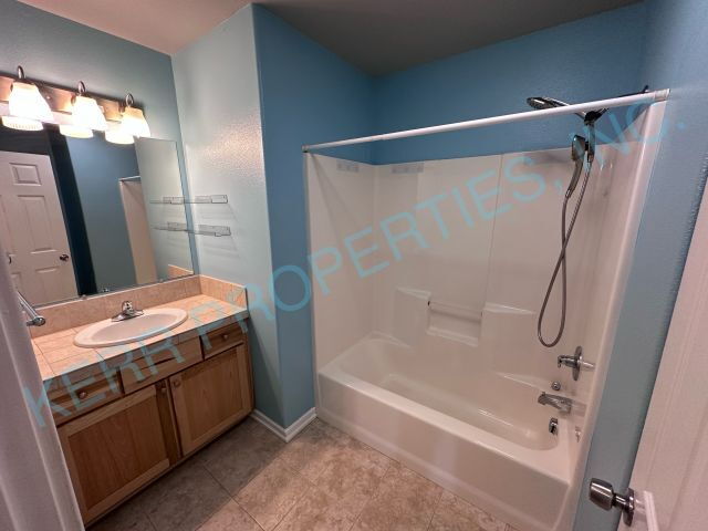 Building Photo - THE FIRST FULL MONTH'S RENT IS FREE! Charming 3-Bedroom Tri-Level Retreat in Estacada with Spacio...