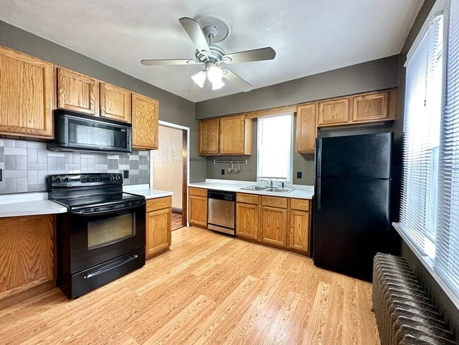 Building Photo - AVAILABLE Now - 3 Bed, 1 Bath