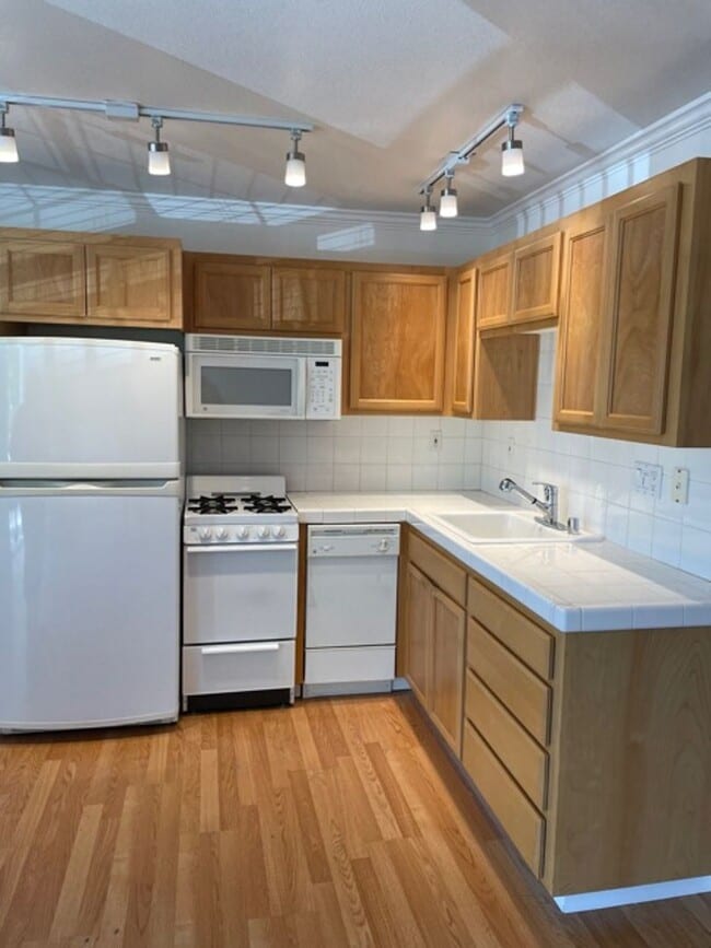 Building Photo - 1 Bed/1 Bath Upstairs Apartment in Gated SR Complex.