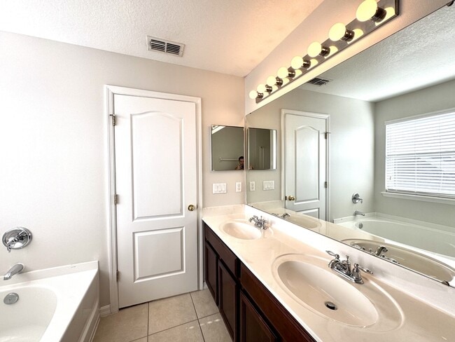 Building Photo - 13221 Silver Strand Falls Dr
