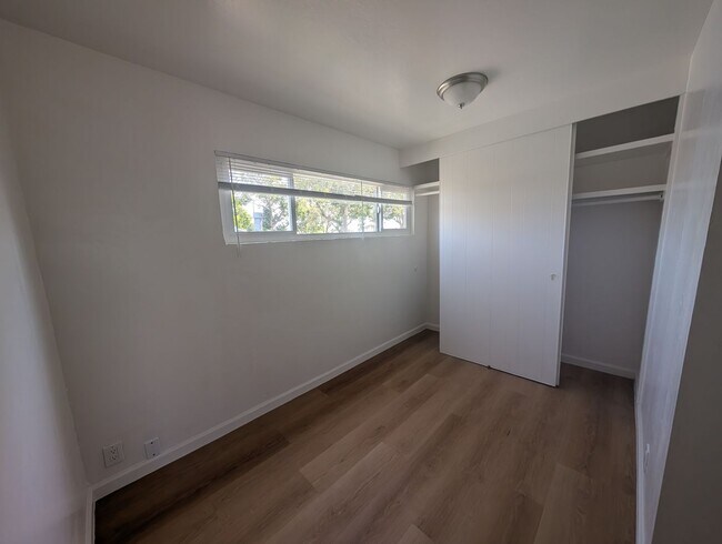 Building Photo - Comfortable one bedroom unit, convenient location to shopping and transportation