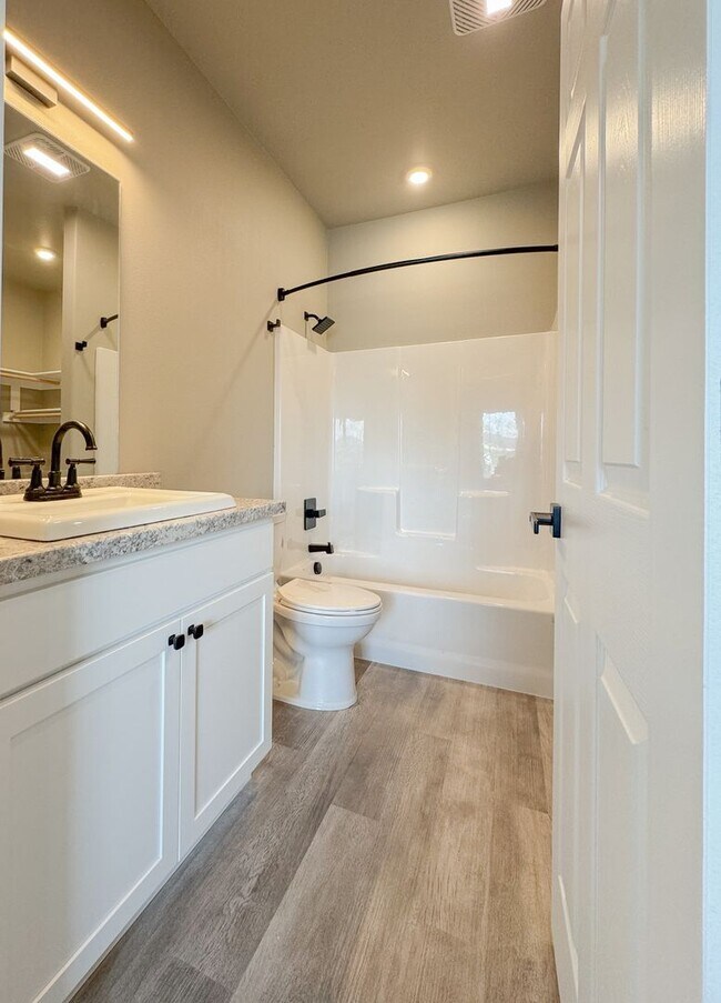 Building Photo - Pet Friendly 2 bed/ 2 bath unit at Soldier...