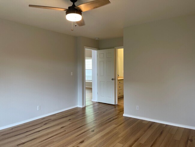 Building Photo - In town Poulsbo neighborhood large 4 bedroom now available