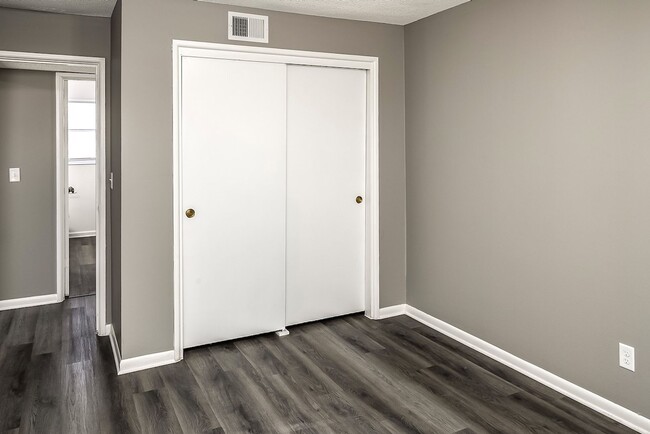 Building Photo - Spacious and updated 2 bed 1.5 bath!