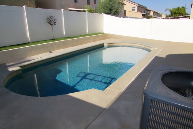 Building Photo - 4BR w/ Pool, Solar & A/C in Perris