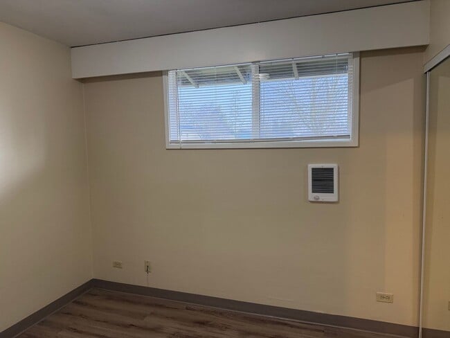 Building Photo - Updated 2 bedroom 1 bath duplex in Eugene!