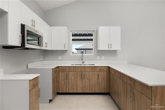 Building Photo - 2705 Woodpecker Rd