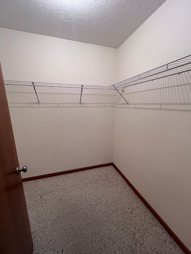 Building Photo - Beautiful 2 Bedroom & 2 Bath Duplex in Shipshewana