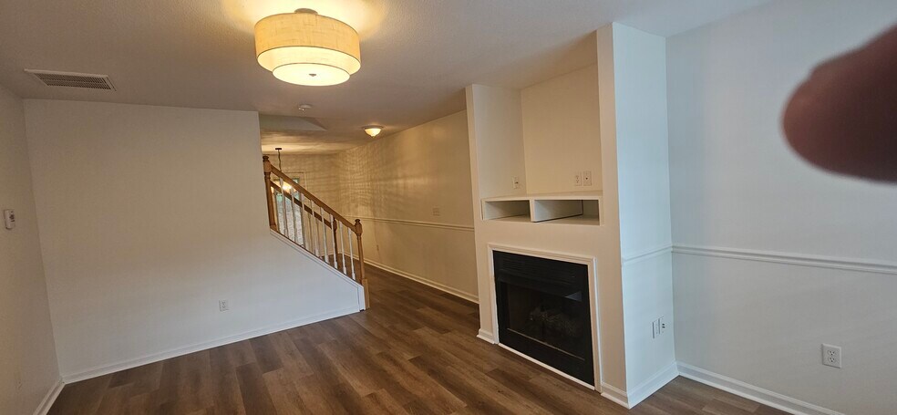 Building Photo - 119 Creekside Dr