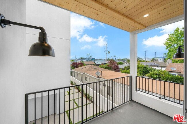 Building Photo - 5248 Auckland Ave