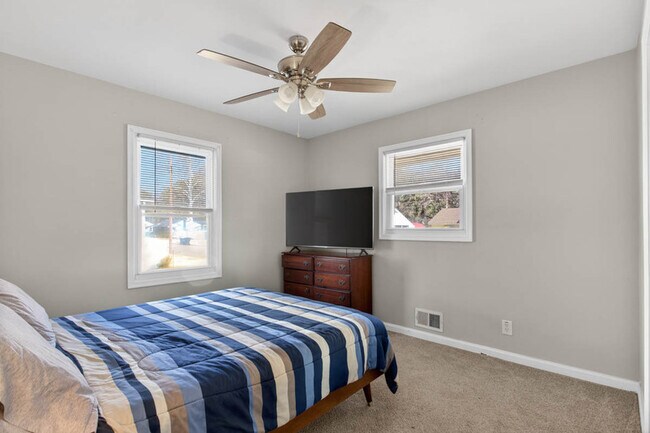 Building Photo - 32 Warren Dr