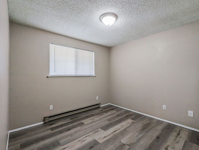 Building Photo - Move in ready 2 bed 1 bath Rambler Duplex ...