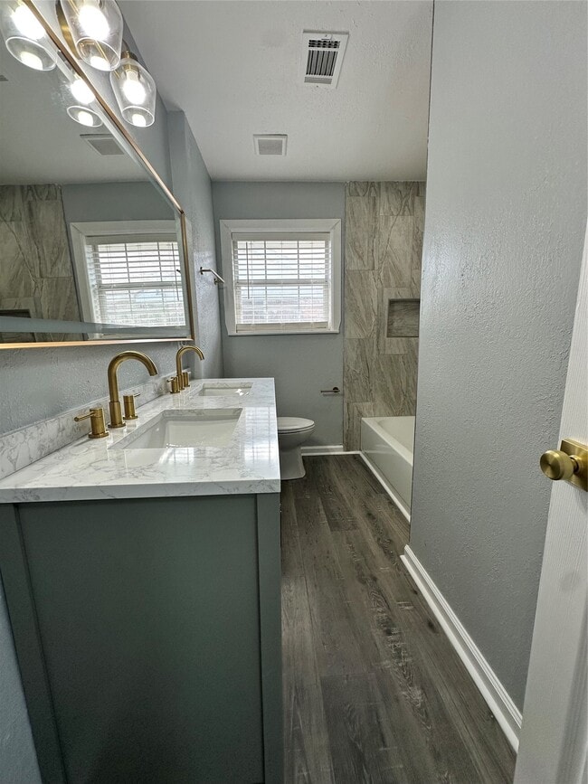 Building Photo - 502 Ave F