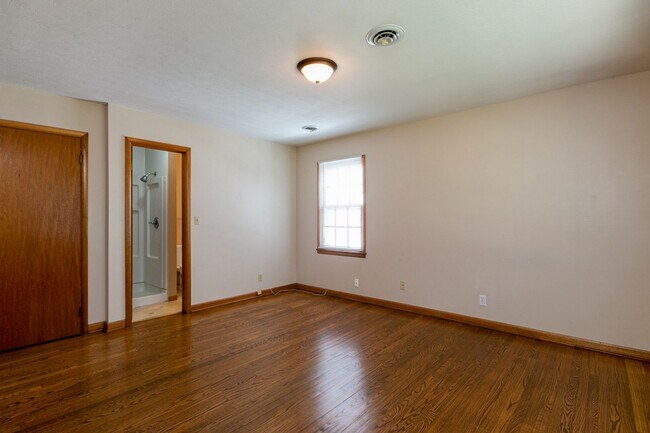 Building Photo - #6 Bedroom House with Awesome Yard Plus Ga...
