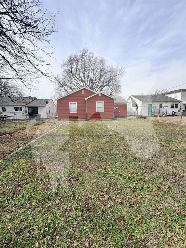 Building Photo - "Furnished 2-Bedroom Enid Retreat with Vintage Charm!"