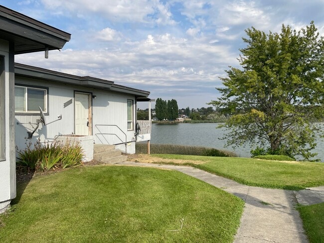 Building Photo - Lake View Apartment for Rent!!!