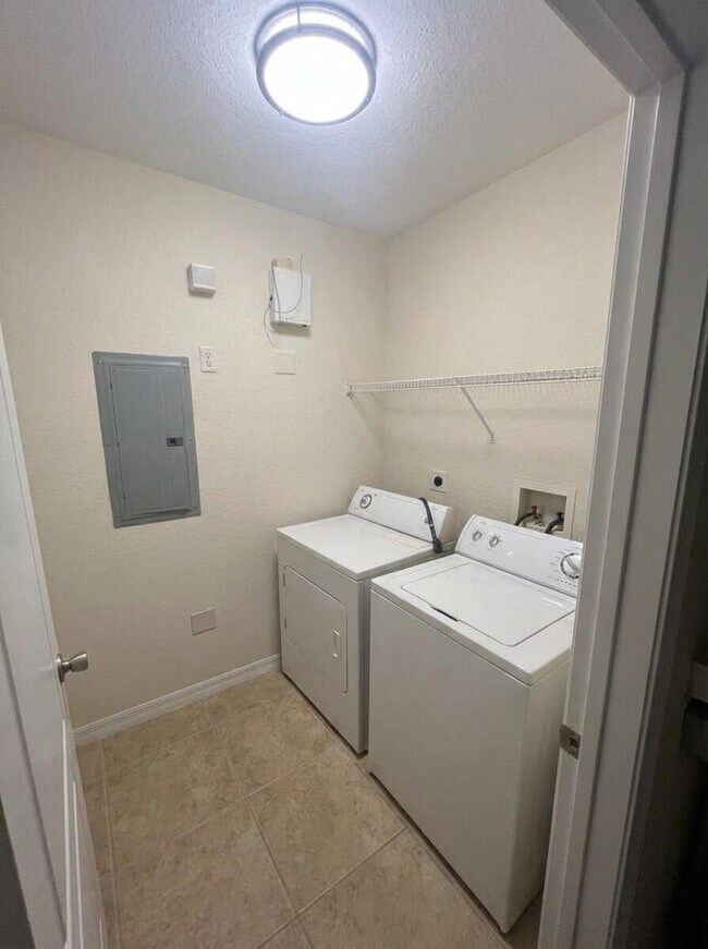 Building Photo - 136 SW Peacock Blvd