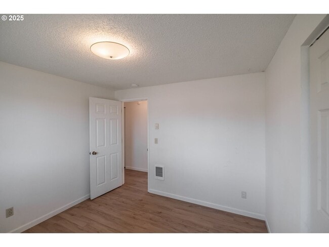 Building Photo - 3-bedroom 1 bath Single Level House