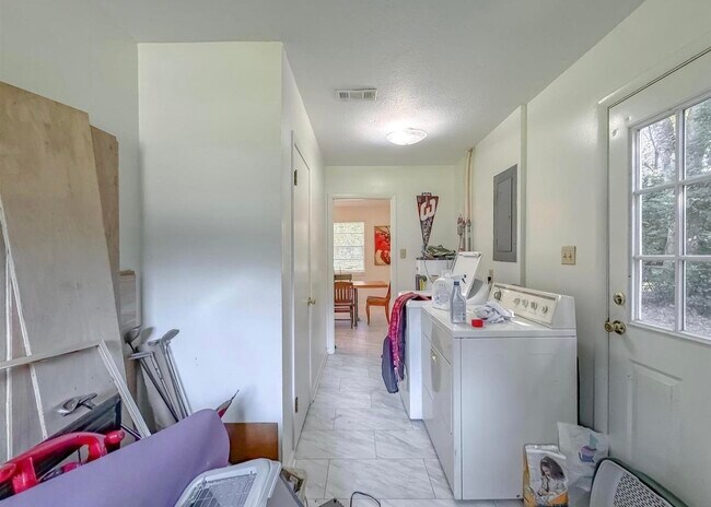 Building Photo - 2034 Harriet Dr
