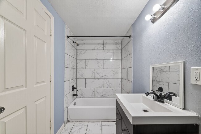Building Photo - Spacious 4-Bed, 2-Bath Convenient South Houston Home Near Medical Center & City Access