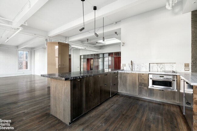 Building Photo - TOP FLOOR 50FT LOFT
