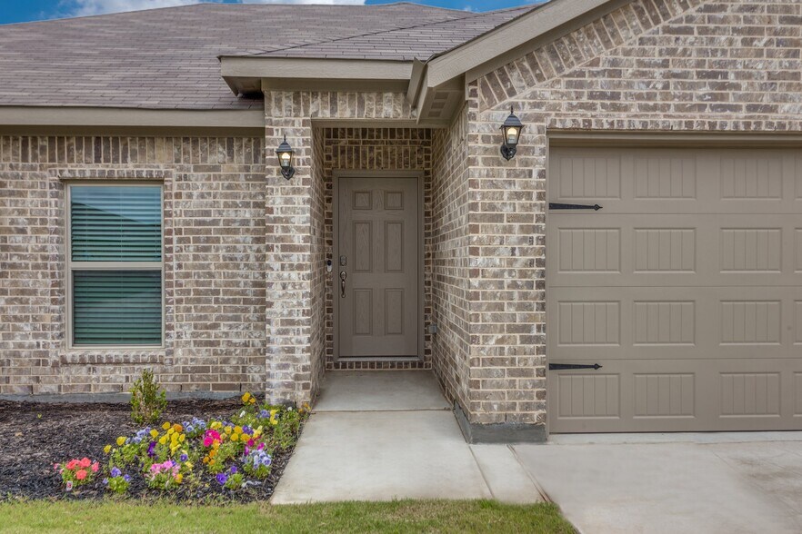 Building Photo - 2629 Streamside Dr