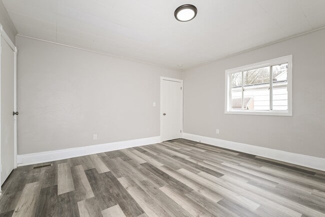Building Photo - 1009 Woods Run Ave
