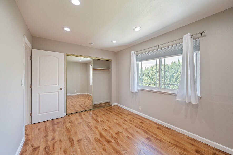 Building Photo - 3661 Slopeview Dr
